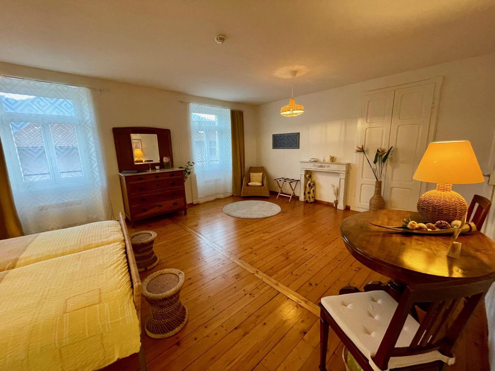 1912 - - Old Town Apartment
